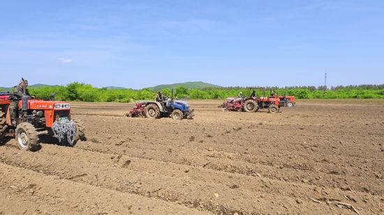 春耕現(xiàn)場(資料圖) 春耕現(xiàn)場(資料圖)
